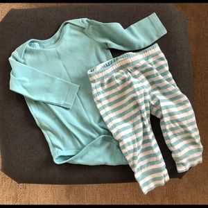 Set solid onesie + striped pants from Primary